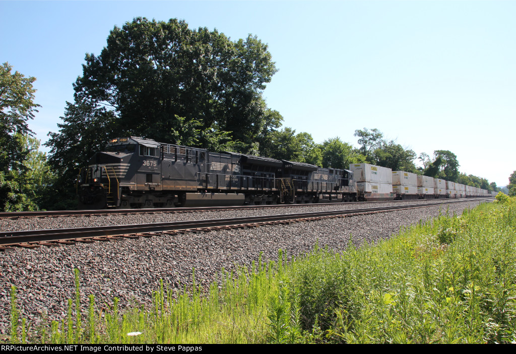 NS 3675 leads train 21G